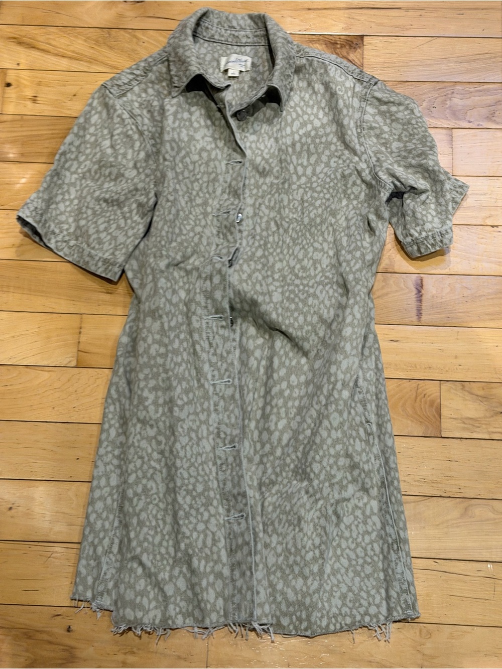 Universal thread women’s shortsleeve Button close Short sleeve denim dress Large